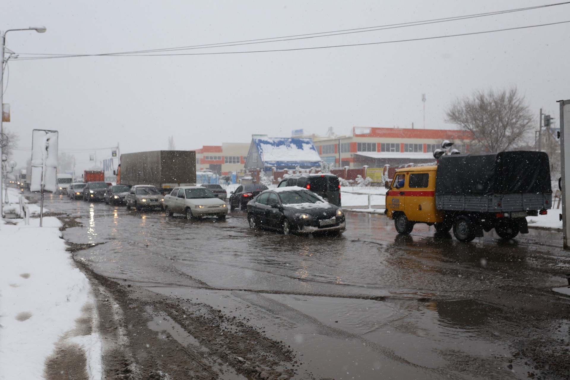 В Воронеже весной выпал снег, и город утонул в лужах
