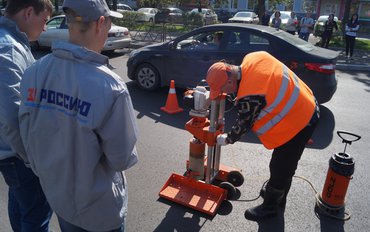 Активисты дорожного проекта ОНФ проверили качество «дождливого» ремонта дороги и применили свои знания на практике