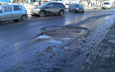 В Кирове на дорогах, отремонтированных в прошлом году, уже появились ямы