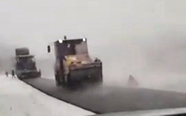 Челябинские активисты проверят качество ремонта дороги Миасс – Златоуст, где асфальт уложили в снег