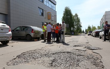 Дороги в Великом Новгороде сильно изношены, а безопасные пешеходные переходы только у здания администрации и МВД