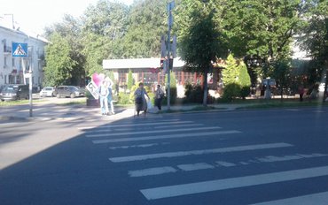 В Великом Новгороде призывают дорожные службы решить проблемы со светофорами и плохой разметкой
