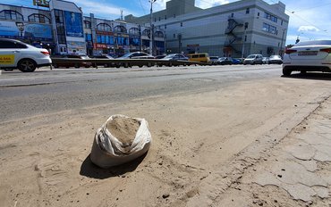В центре Курска с одного квадратного метра дороги вдоль обочины инспекторы собрали 20 кг песка