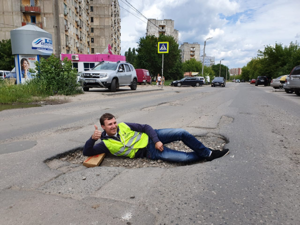 В Рязани начали ремонтировать улицу, где дорожные инспекторы ОНФ обнаружили «самую большую яму» в стране