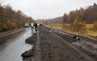 Смоленские активисты ОНФ выявили нарушения, допущенные при ремонте дороги под Вязьмой