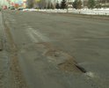 Когда делали ремонт на улице Коровникова, по каким-то причинам этот отрезок дорожники оставили нетронутым. Сейчас имеем плачевный результат.
