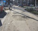 Требуется ямочный ремонт дороги, местами - ремонт асфальтного покрытия по всей ширине дороги. Глубина ям достигает 15 см.