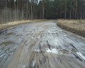 Грунтовая дорога в ужасном состоянии. Машинам не проехать - проваливаются в грязь.
