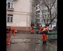 Здравствуйте!3.04.2017 в Москве весь день идет дождь.А тут кладут асфальт!!!!прям в лужу!Что за ремонт такой???!!!