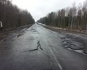 Участок дороги от п Любытино до г. Боровичи - требует капитального ремонта !!! На фото  - участок дороги Ваасильково - Окладнево. Ямы !!!