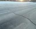 Дорожное полотно имеет незначительный перепад высоты в месте повреждения покрытия. Имеются различной степени повреждения на участке