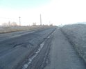 На указанном участке дороги, по направлению движения в сторону жилого района ул. Гладышева имеются значительные повреждения асфальтового покрытия.