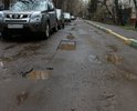 Часть асфальтированной дороги между домами 4к2 и 6 по ул. Давыдковской не позволяет маломобильным гражданам без препятствий добраться до общественной остановки и социальных объектов.