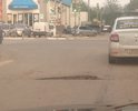 Большая яма на перекресте с  улицей Адмирала Нахимова. После дождя не видно, может спровоцировать аварию
