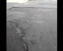 пер. Центральный г.Таганрог, обнаружены многочисленные повреждения дорожного покрытия, подрядной организацией было частично удалено асфальтовое покрытие, работы свернуты