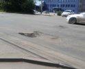 На ул. Артиллерийской , напротив ТРК "Горки" деффект дорожного покрытия.
