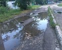 Дорога расположена между домами 3-я Песковская 5 и Энгельса 86, по данной дороге дети ежедневно ходят в школу, в ямах постоянно стоит вода, грязь.Дублирующей дороги, по которой можно миновать данный участок, нет.