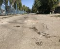 Дорогу разбили за пол года грузовыми автомобилями, которые участвуют в строительстве гипермаркета "Лента".