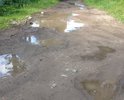 После дождя дорога превращается в грязное размытое болото.