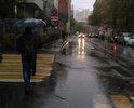 Из-за оставшихся после демонтирования трамвайной линии выбоин на дороге и отсутствия нормальной системы слива во время дождя улица превращается в "реку"