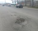Одна из центральных улиц Владикавказа, по указанному участку дороги большие ямы, дорога требует ямочного ремонта