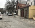Улица в центре города требует ремонта, как и многие другие дороги в городе