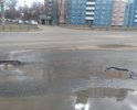 Вся дорога у перекрестка с ул.Рабфаковской, сильно разбита.