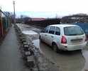Добрый день! В ямы на этой дороге полностью помещается легковой автомобиль. Продолжением этой улицы является автомобильно-пешеходный мост через реку Кума в хуторе Славя́нский Минераловодского района (городского округа) Ставропольского края.