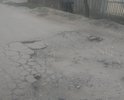 Дорога больше 30 лет не ремонтировалась, в 2017 году по заявлению в ГИБДД и в последующем выдачи предписания, засыпали щебнем, как перестали жалобы писать про данную улицу забыли, снег в зимний период чистился редко. На данной улице также отсутствует освещение, в 2018 году после обращения в прокуратуру Тамбовской области, прокуратурой был подан иск в суд на администрацию города Тамбова, суд исковые требования удовлетворил, но на дворе 2019 год, решение суда до сих пор не исполнено. Тротуаров нет, по данной улице можно передвигаться только по дороге и каждый поход в магазин, школу, детский сад, в темное время суток превращается в экстрим, так как мало того, что дорога убита, так еще и освещения нет идти приходится на ощупь, а когда машина на встречу едит, так вообще молится приходится, чтобы водитель с управлением справился и не снес пешехода!