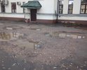 Коммунальные службы производили работы во дворе дома 28 по улице Зосимовская в 2018 году. Яму закопали, но не восстановили асфальт. Прошел год, а покрытие так и не произведено, притом ямы становятся всё больше.
