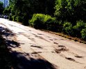 Внутренняя дорога, параллельная проспекту Гагарина который год в ужасном состоянии - в ямах на всём протяжении, газон нависает над дорогой и во время дождя дорога из-за этого залита грязью. Половина проезжей части со стороны дороги ниже уровнем и поэтому во время непогоды всегда залита водой.