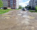 Строительство улицы Строителей на участке от улицы Бабича до Ленинградского проспекта запланировано на 2021 год. До этого момента нужно хотя бы засыпать эти гигантские ямы гравием или щебнем.