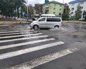 После дождя вода стоит в этом месте, пешеходам невозможно перейти улицу.