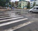 После дождя вода стоит в этом месте, пешеходам невозможно перейти улицу.