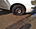 Решетка на ливневой канализации есть не везде, автомобили попадая в канаву повреждают колёса и кузов автомобиля.
