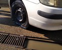 Решетка на ливневой канализации есть не везде, автомобили попадая в канаву повреждают колёса и кузов автомобиля.