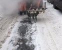 12.02.2021 во время сильного снегопада в москве рабочие кладут асфальт в районе дома 18к3 ул. Демьяна Бедного.