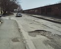 Улица Зыряновская на участке от Добролюбова до Никитина - глубокие ямы, которые приходится объезжать по полосе встречного движения, иначе повредишь автомобиль