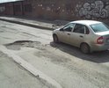 Улица Зыряновская на участке от Добролюбова до Никитина - глубокие ямы, которые приходится объезжать по полосе встречного движения, иначе повредишь автомобиль