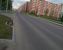 Безымянный проезд через Н.Самару, соединивший Красноглинское и Московское.
Сразу не понял, что за покрышки вдоль ПЧ. Оказалось, так обозначены дырки от украденных решеток ливнёвок - штук с десяток точно