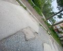 Дорога вдоль дома по улице Героев-Тихоокеанцев д28, находится в аварийном состоянии , дорожное покрытие полностью уничтожено. Прошу принять меры по ремонту дороги.