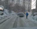дорога от дома Ново-Садовая 216, до 218 дома ужасная и машины застревает, люди нормально пройти не могут