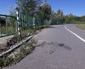 Разрушена часть тротуара по которому едут велосипедисты. Много жертв этого места