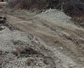полное отсутствие бетонного или щебеночного покрытия. Администрация г. Новороссийск предлагает самим жителям поселка построить себе дорогу.