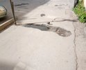 Яма (провал дорожного покрытия) со стороны торца дома 2Б по улице Володарского.