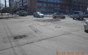 Рейд по дорогам Южно-Сахалинска выявил ямы напротив здания администрации области
