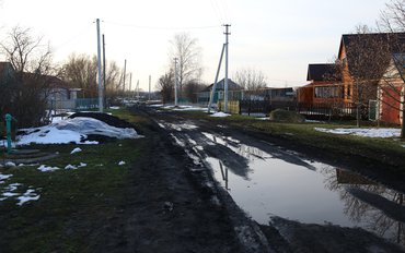 Улицу Зеленую в Тамбовской области местные жители вынуждены ремонтировать самостоятельно - углем, камнями и навозом