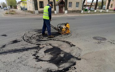 Дорожная проверка в Пскове выявила нарушения при проведении ямочного ремонта