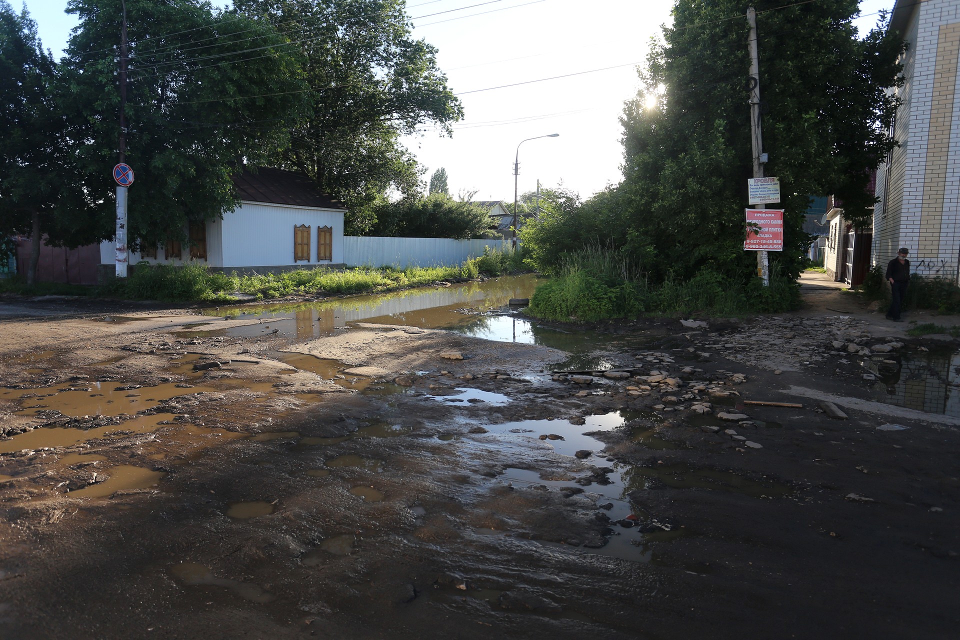 Стабильность по-энгельсски - дорога возле рынка на ул. Гоголя как и два года назад затоплена водой и в ямах