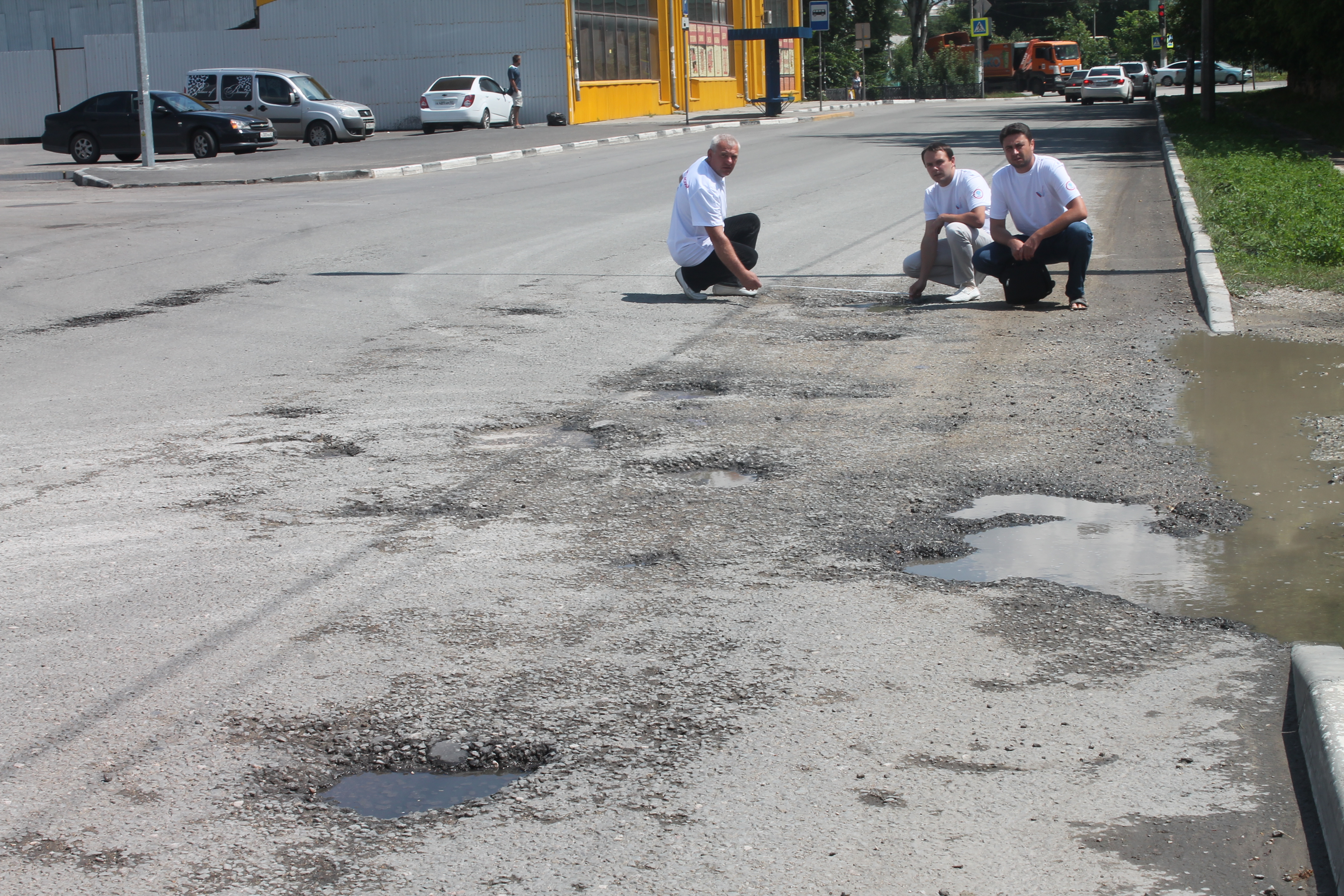 Активисты ОНФ зафиксировали ямы и разрушенный тротуар на отремонтированной дороге в Симферополе